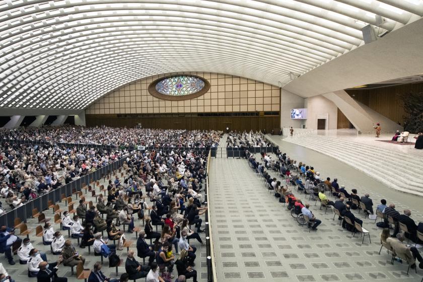 Pope Francis (R) sits on the stage during his weekly general audience in the Paul VI hall at the Vatican on September 8, 2021 Tiziana FABI / AFP Algemene aud FABI / AFP