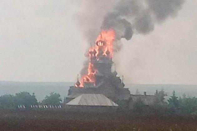 Houten kerk van Sviatohirsk in brand. Sviatohirsk wooden church