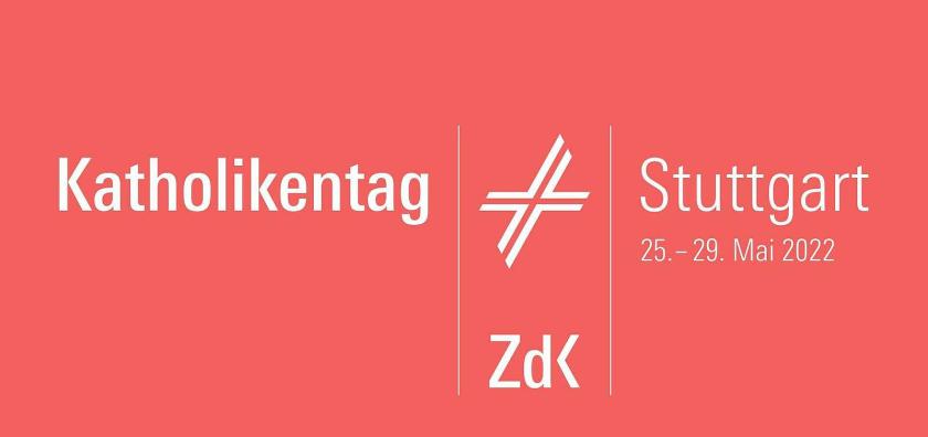 Stuttgart, 22 mei 2022 - Vanaf woensdag wordt voor de 102de keer de Duitse Katholikentag gehouden. Deze meerdaagse manifestatie van rooms-katholieken in Duitsland vindt plaats in Stuttgart, de hoofdstad van de deelstaat Baden-Württemberg. Organisator is het laïcale Centraal Comité van Duitse Katholieken (ZdK). “Wij zullen een signaal afgeven dat de vermeende macht van de sterkste niet het laatste woord heeft”, zegt ZdK-voorzitter Irme Stetter-Karp tegenover DPA. “Dit teken is bedoeld voor Vladimir Poetin, het is voor de antidemocratische, rechtsnationalistische krachten in ons eigen land, maar het is ook voor degenen die de wegen naar de toekomst in onze kerk willen barricaderen met dreigementen en beschuldigingen van verdeeldheid.” De Katholikentag (25-29 mei) bestaat uit bijna 1500 evenementen, waaronder kerkdiensten, panels en workshops. Onder de gasten bevinden zich de Duitse president Frank-Walter Steinmeier en de Duitse bondskanselier Olaf Scholz. Logo