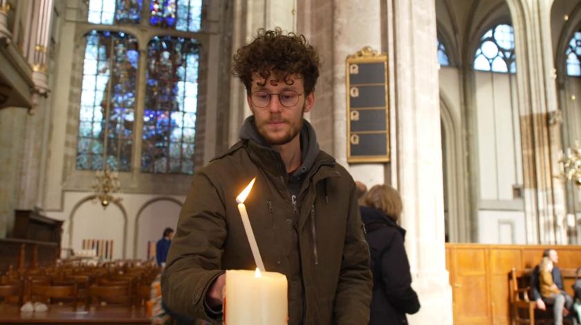 Jongen steekt kaars aan Jongen steekt kaars aan