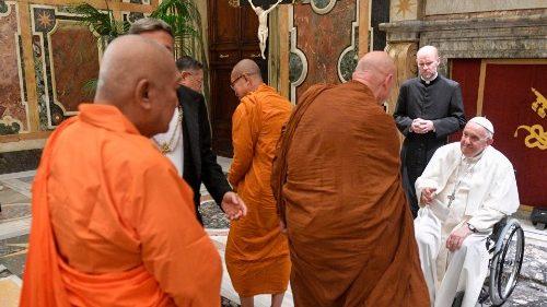 De Thaise boeddhistische delegatie bestond uit drie prominente boeddhistische monniken van zowel de Theravada- als Mahayana-stroming, zestig lekenboeddhisten en enkele afgevaardigden van de katholieke kerk in Thailand. Thai delegation in Vatican