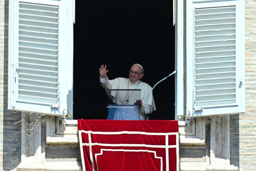 Vaticaanstad, 24 april 2022 - Paus Franciscus heeft vandaag in zijn Regina Caeli-toespraak opgeroepen tot een staakt-het-vuren in Oekraïne vanwege het oosters paasfeest. “Vandaag vieren verschillende Oosterse Kerken, katholieke en orthodoxe, en verschillende Latijnse gemeenschappen Pasen volgens de Juliaanse kalender. Dat vierden wij, volgens de Gregoriaanse kalender, afgelopen zondag. Ik bied hun mijn beste wensen aan”, zei de paus tot de pelgrims op een zonovergoten Sint-Pietersplein. “Christus is verrezen, Hij is waarlijk verrezen! Moge Hij de goede verwachtingen van de harten met hoop vervullen. Moge Hij vrede brengen, verontwaardigd over de barbaarsheid van oorlog. Vandaag is het twee maanden geleden dat deze oorlog begon: in plaats van te stoppen, is de oorlog geëscaleerd. Het is triest dat men in deze dagen, die voor alle christenen de heiligste en plechtigste zijn, meer het dodelijk wapengekletter hoort dan het geluid van klokken die de verrijzenis aankondigen; en het is triest dat wapens steeds meer Reginacoeli