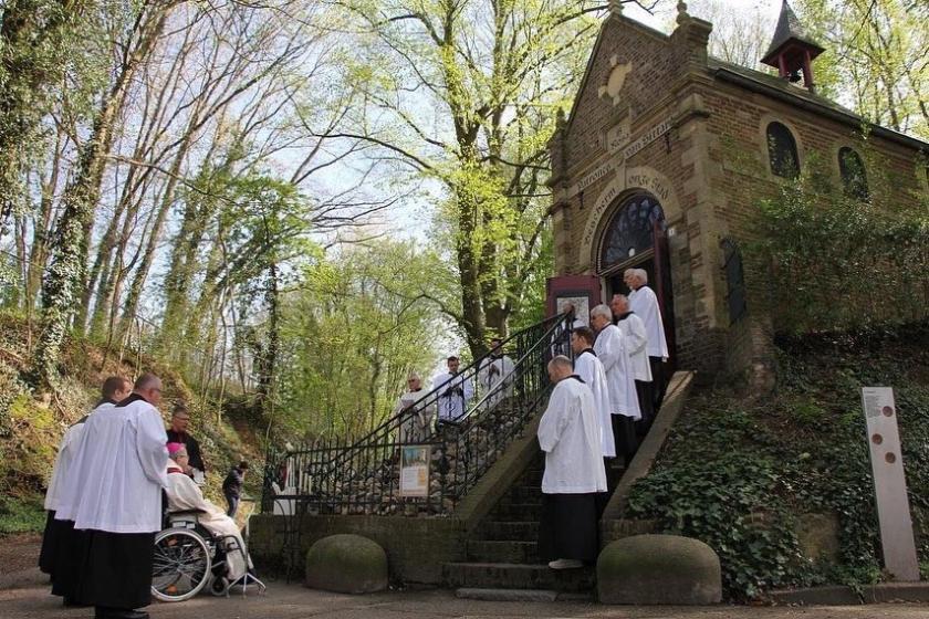 Bisschop Harrie Smeets bad vanmiddag met een klein gezelschap de kruisweg op de Kollenberg in Sittard/ Bisdom Roermond Bisschop Harrie Smeets bad de kruisweg op de Kollenberg in Sittard