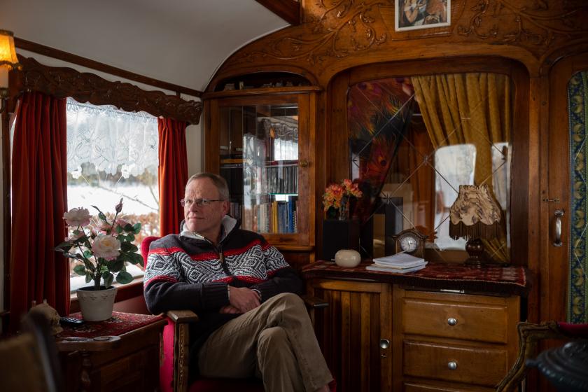 Peter in zijn woonwagen. Foto: Marjon Lukje. Peter in zijn woonwagen. Foto: Marjon Lukje.