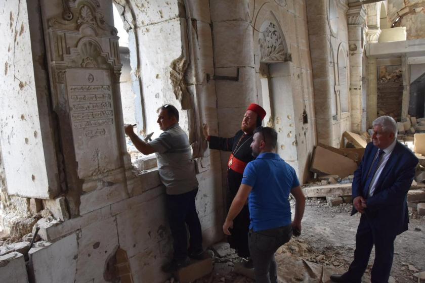 In een door IS verwoeste kerk in Mosoel zijn relieken gevonden. In een door IS verwoeste kerk in Mosoel zijn relieken gevonden.