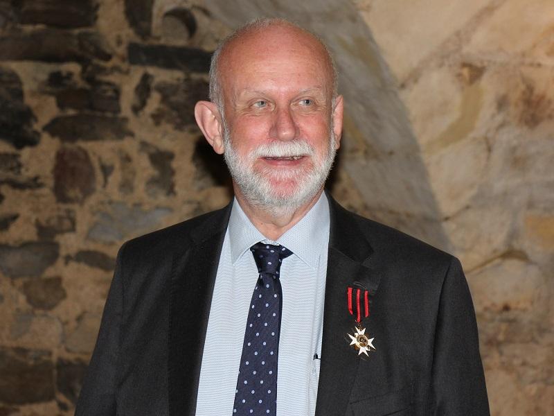 Hoge pauselijke onderscheiding voor oud-rijksarchivaris Jacques van Rensch Hoge pauselijke onderscheiding voor oud-rijksarchivaris Jacques van Rensch