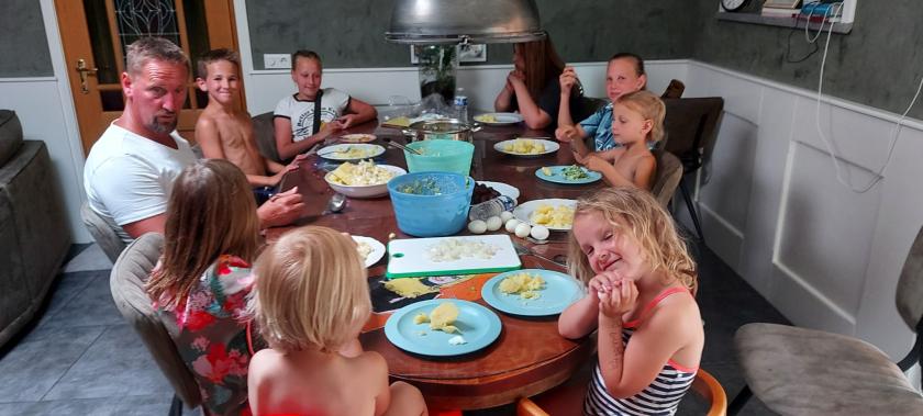 Aan tafel bij familie Jelies