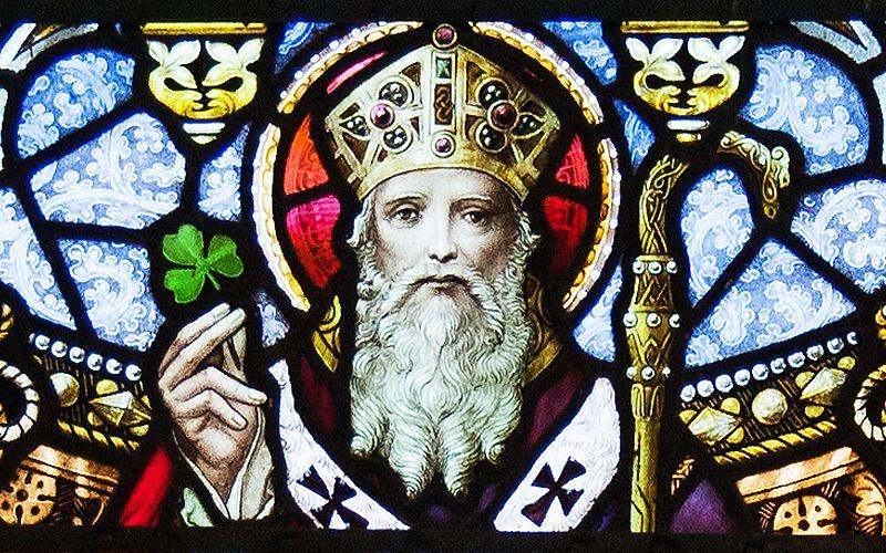 SaintPatrick by_Andreas_F_Borchert_wikicommons. Patricius met klavertje drie