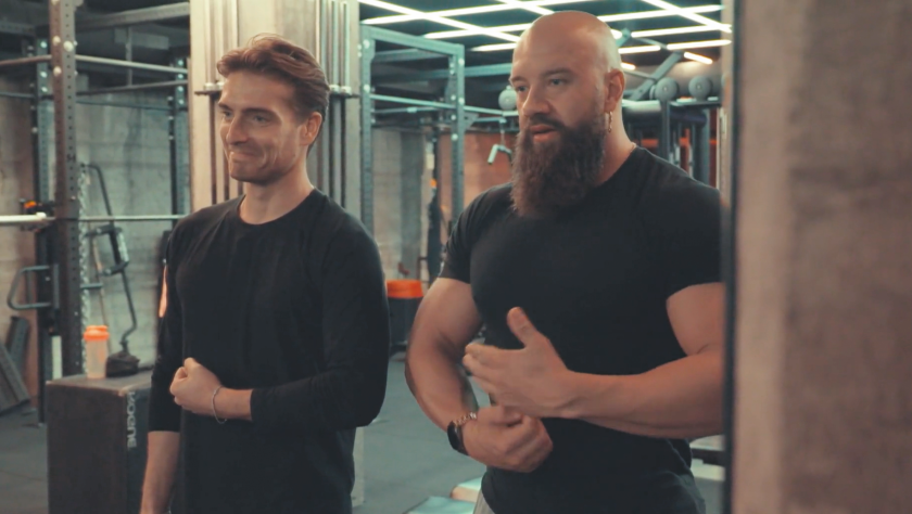 Johnny en Robbert staan in de sportschool in Taboes