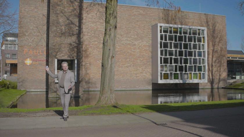 Kees van den Berg bij de Pauluskerk in Gouda