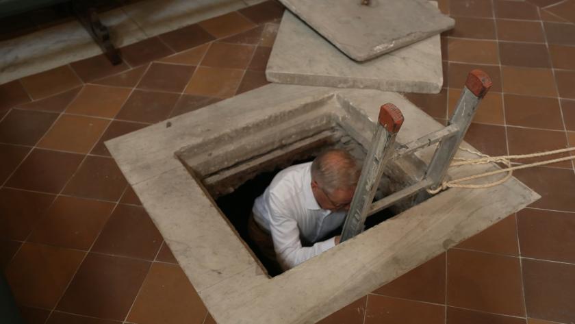 Afdaling naar de crypte van de Friezenkerk
