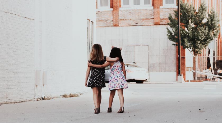 Waarom we vriendschap evenveel moeten koesteren als de liefde Twee meisjes lopen arm in arm op straat
