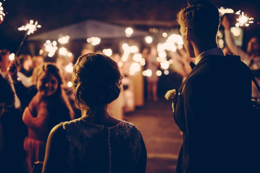 Voor maar $50,000 kun je neptrouwen om je ouders gerust te stellen Man en vrouw gaan op hun trouwfeest