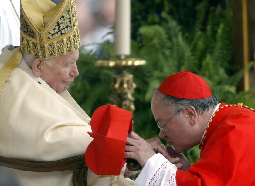 Paus Johannes Paulus II geeft op 21 oktober 2003 de rode hoed aan de zojuist gecreëerde kardinaal Renato Raffaele Martino. Paus Johannes Paulus II geeft op 21 oktober 2003 de rode hoed aan de zojuist gecreëerde kardinaal Renato Raffaele Martino.