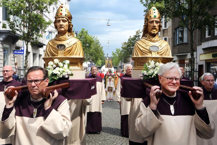 Processie door de straten tijdens het religieus-culturele evenement de Heiligdomsvaart, de zevenjaarlijkse traditie waarbij relieken van heiligen aan het publiek worden getoond. ANP RAMON MANGOLD Processie door de straten tijdens het religieus-culturele evenement de Heiligdomsvaart, de zevenjaarlijkse traditie waarbij relieken van heiligen aan het publiek worden getoond. ANP RAMON MANGOLD