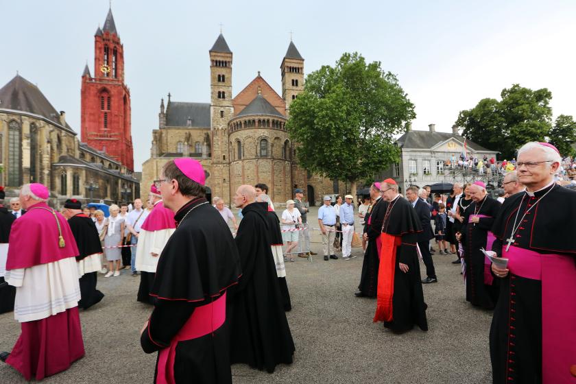 Bisschoppen en kardinalen die deelnemen aan de processie tijdens het religieus-culturele evenement de Heiligdomsvaart, de zevenjaarlijkse traditie waarbij relieken van heiligen aan het publiek worden getoond, passeren het Vrijthof. ANP RAMON MANGOLD Bisschoppen en kardinalen die deelnemen aan de processie tijdens het religieus-culturele evenement de Heiligdomsvaart, de zevenjaarlijkse traditie waarbij relieken van heiligen aan het publiek worden getoond, passeren het Vrijthof. ANP RAMON MANGOLD