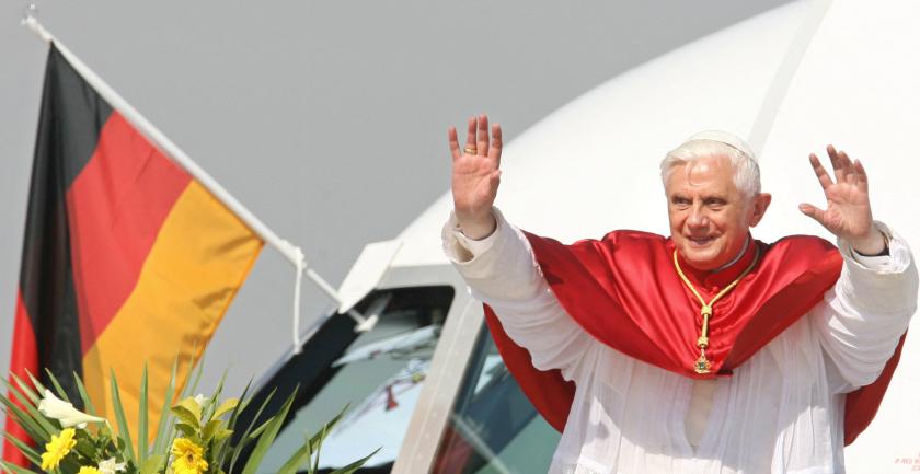 Pope Benedict XVI waves goodbye before boarding his flight back to Italy, at Munich's international airport 14 September 2006. The Pope heads for Rome at the end of a nostalgic six-day visit to his native Bavaria region of southern Germany. AFP PHOTO JOHN MACDOUGALL