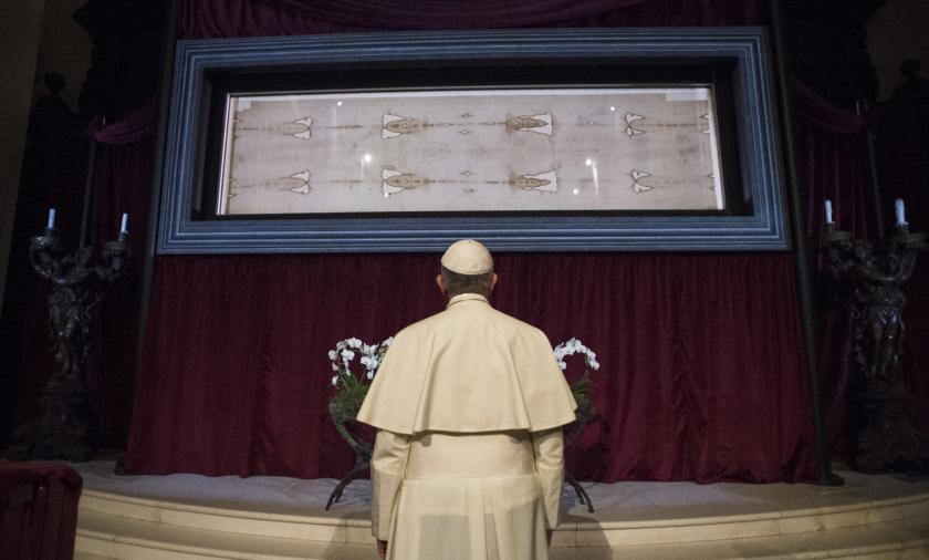 This handout photo taken on June 21, 2015 and released by the Vatican press office, Osservatore Romano, on June 22, 2015, shows Pope Francis standing in front of the holy Shroud, believed by some Christians to be the burial shroud of Jesus of Nazareth, in Turin's Cathedral. AFP PHOTO / OSSERVATORE ROMANO This handout photo taken on June 21, 2015 and released by the Vatican press office, Osservatore Romano, on June 22, 2015, shows Pope Francis standing in front of the holy Shroud, believed by some Christians to be the burial shroud of Jesus of Nazareth, in Turin's Cathedral. AFP PHOTO / OSSERVATORE ROMANO