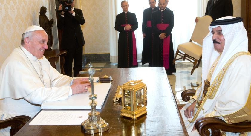 Pope Francis (L), meets with King of Bahrein, Isa Al Khalifa (R), during a private audience at the Vatican on May 19, 2014. AFP PHOTO POOL / CLAUDIO PERI CLAUDIO PERI / POOL / AFP Pope Francis (L), meets with King of Bahrein, Isa Al Khalifa (R), during a private audience at the Vatican on May 19, 2014. AFP PHOTO POOL / CLAUDIO PERI CLAUDIO PERI / POOL / AFP