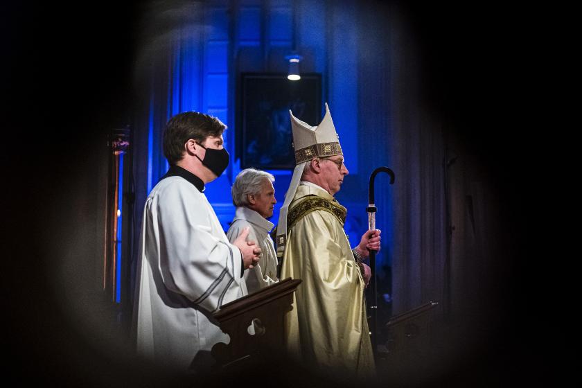 Bisschop Gerard de Korte preekt op kerstavond tijdens de kerstnachtmis in een vrijwel lege Sint-Janskathedraal. De mis wordt op kerstavond uitgezonden op NPO2, vanwege de aangescherpte coronamaatregelen worden er geen kerkgangers toegelaten. ANP ROB ENGELAAR