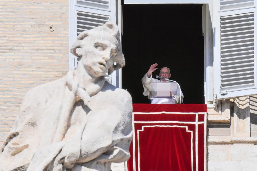 Pope Francis waves from the window of the apostolic palace during the weekly Angelus prayer on October 16, 2022 in The Vatican. Filippo MONTEFORTE / AF