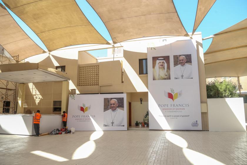 Een poster met de afbeeldingen van Bahreinse koning en paus Franciscus in de Heilig Hartkerk in de hoofdstad Manama, op 7 oktober 2022, in de aanloop van het pausbezoek. Een poster met de afbeeldingen van Bahreinse koning en paus Franciscus in de Heilig Hartkerk in de hoofdstad Manama, op 7 oktober 2022, in de aanloop van het pausbezoek.