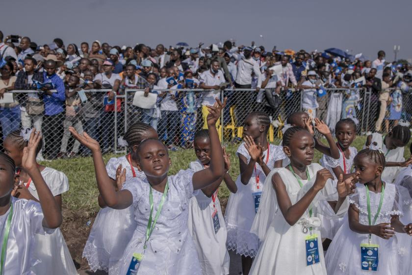 Attendees cheer while Pope Francis (not seen) arrives for the mass at the N'Dolo Airport in Kinshasa, Democratic Republic of Congo (DRC), on February 1, 2023. Guerchom Ndebo / AFP