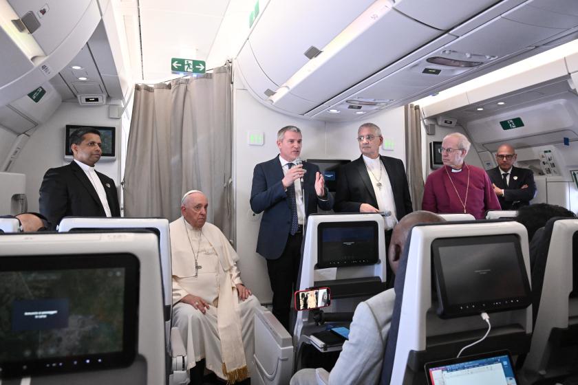 Archbishop of Canterbury Justin Welby (2ndR), Pope Francis (2ndL) and Church of Scotland's Iain Greenshields (3rdR) address the media while aboard the plane from Juba to Rome on February 5, 2023 returning from he Pope's visit to Democratic Republic of Congo and South Sudan. Tiziana FABI / POOL / AFP