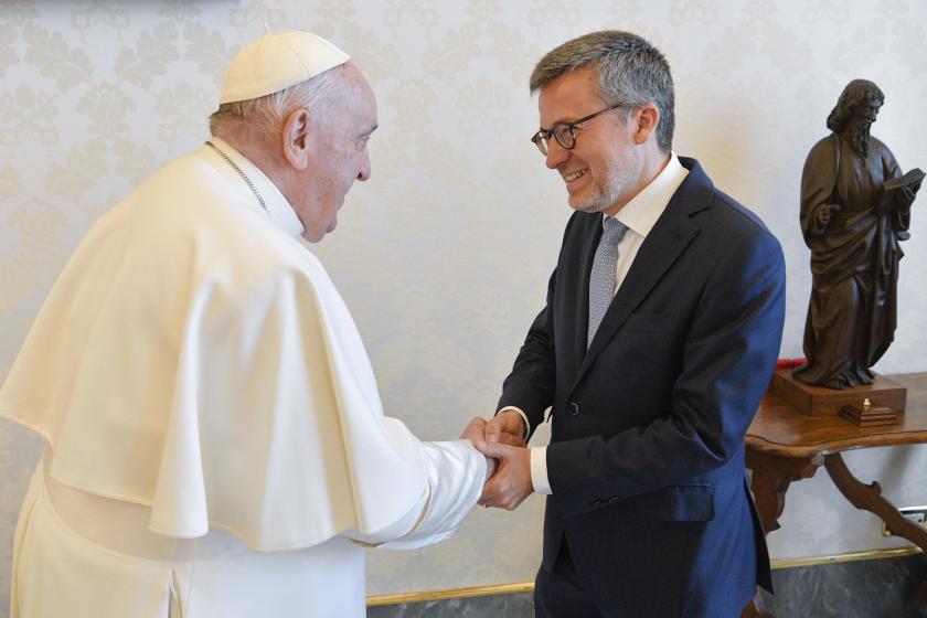 A handout picture provided by the Vatican Media shows Pope Francis (L) meeting with Lisbon Mayor Carlos Moedas in Vatican City, 22 April 2023. EPA/VATICAN MEDIA HANDOUT A handout picture provided by the Vatican Media shows Pope Francis (L) meeting with Lisbon Mayor Carlos Moedas in Vatican City, 22 April 2023. EPA/VATICAN MEDIA HANDOUT