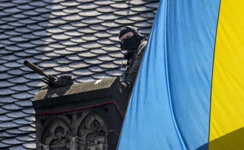 Vanwege Zelensky’s aanwezigheid waren strenge veiligheidsmaatregelen van kracht. Rond het stadhuis lagen scherpschutters en stonden politieagenten met kogelwerende vesten. Vanwege Zelensky’s aanwezigheid waren strenge veiligheidsmaatregelen van kracht. Rond het stadhuis lagen scherpschutters en stonden politieagenten met kogelwerende vesten.