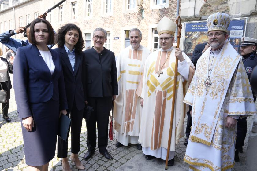 V.l.n.r.: Sviatlana Tsikhanouskaya, Maria Kalesnikava, burgemeester Sybille Keupen, plebaan Rolf Peter Cremer, bisschop Helmut Dieser, bisschop Bohdan Dzjoerach. V.l.n.r.: Sviatlana Tsikhanouskaya, Maria Kalesnikava, burgemeester Sybille Keupen, plebaan Rolf Peter Cremer, bisschop Helmut Dieser, bisschop Bohdan Dzjoerach.