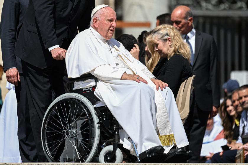 Pope Francis, seated in a wheelchair, prepares to leave at the end of the weekly general audience on June 7, 2023 at St. Peter's square as in The Vatican. Andreas SOLARO / AFP Pope Francis, seated in a wheelchair, prepares to leave at the end of the weekly general audience on June 7, 2023 at St. Peter's square as in The Vatican. Andreas SOLARO / AFP