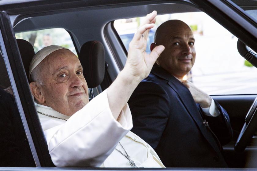 Paus Franciscus verlaat het Gemelli-ziekenhuis in de ochtend van 16 juni 2023.