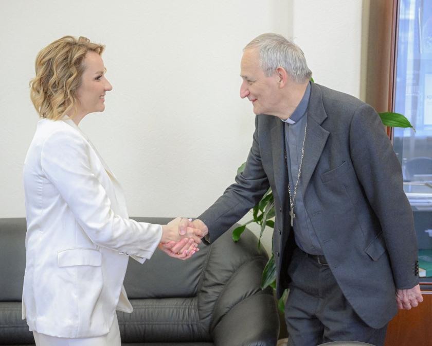Maria Lvova-Belova verwelkomt kardinaal Zuppi in Moskou op 29 juni 2023. Maria Lvova-Belova verwelkomt kardinaal Zuppi in Moskou op 29 juni 2023.