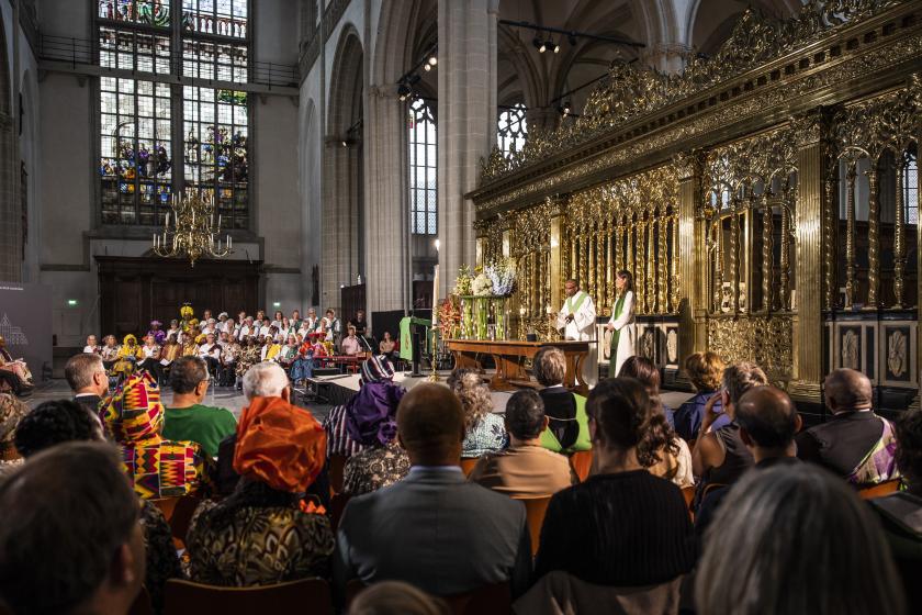 Keti Koti: Kerken belijden schuld over rol tijdens slavernij 30 Juni 2023 (20:15) AMSTERDAM - Een herdenking in de Nieuwe Kerk. Nederlandse kerken herdenken de afschaffing van de slavernij tijdens een dienst. Tijdens de bijeenkomst wordt ook schuld beleden voor de rol die kerken speelden in de tijd van de slavernij. ANP DINGENA MOL Keti Koti: Kerken belijden schuld over rol tijdens slavernij 30 Juni 2023 (20:15) AMSTERDAM - Een herdenking in de Nieuwe Kerk. Nederlandse kerken herdenken de afschaffing van de slavernij tijdens een dienst. Tijdens de bijeenkomst wordt ook schuld beleden voor de rol die kerken speelden in de tijd van de slavernij. ANP DINGENA MOL