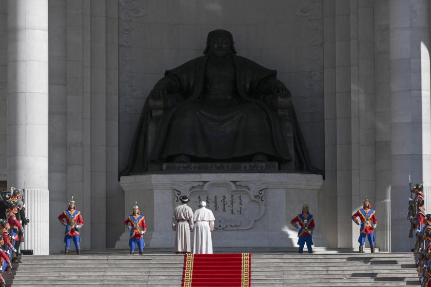 Paus Franciscus en president Khürelsükh bij het monument van de Mongoolse heerser Dzjengis Khan (1162-1227) bij het staatspaleis in Ulaanbaatar; 2 september 2023. Paus Franciscus en president Khürelsükh bij het monument van de Mongoolse heerser Dzjengis Khan (1162-1227) bij het staatspaleis in Ulaanbaatar; 2 september 2023.