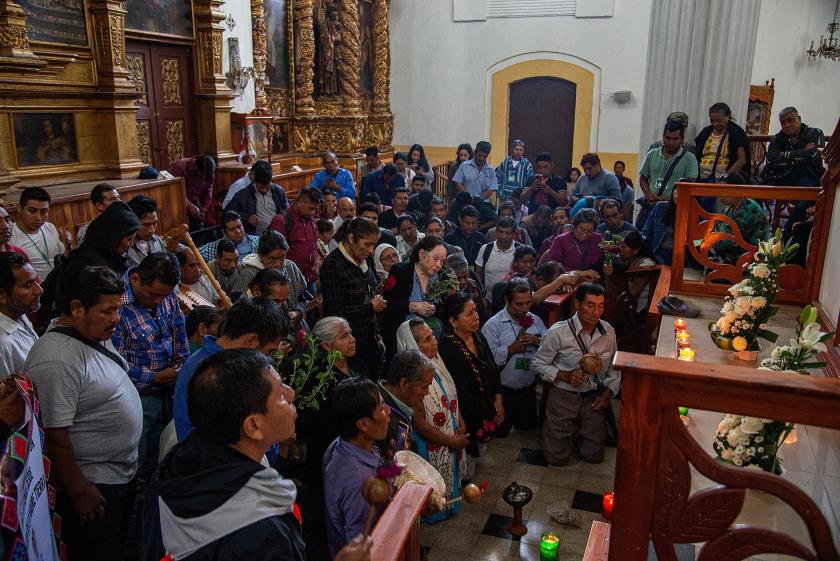 Gebed door inheemse burgers in de kathedraal van San Cristóbal de las Casas op 29 augustus 2024 tijdens een demonstratie tegen de georganiseerde misdaad. Gebed door inheemse burgers in de kathedraal van San Cristóbal de las Casas op 29 augustus 2024 tijdens een demonstratie tegen de georganiseerde misdaad.