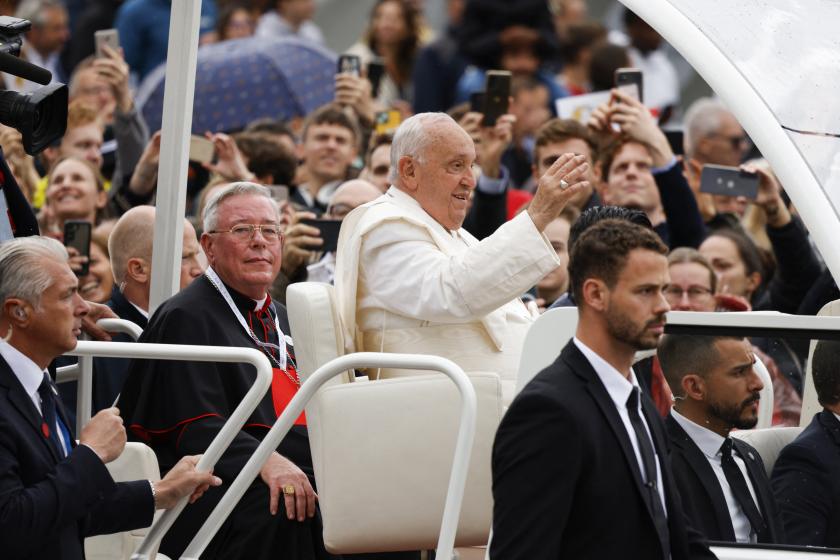Pope Francis (C) waves to believers as he leaves the Cercle Cite after a meeting Luxembourg's Prime minister during a four-day apostolic journey in Luxembourg and Belgium, in Luxembourg city on September 26, 2024. SIMON WOHLFAHRT / AFP Pope Francis (C) waves to believers as he leaves the Cercle Cite after a meeting Luxembourg's Prime minister during a four-day apostolic journey in Luxembourg and Belgium, in Luxembourg city on September 26, 2024. SIMON WOHLFAHRT / AFP