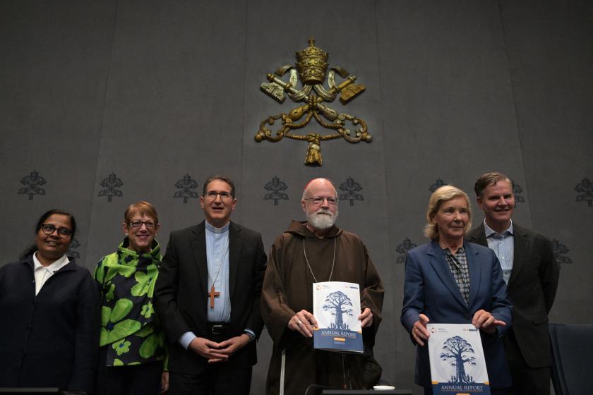 Presentatie jaarrapport door leden van de Pauselijke Commissie voor de Bescherming van Minderjarigen op 29 oktober 2024; v.l.n.r.: Niluka Perera, Teresa Morris Kettelkamp, bisschop Luis Manuel Ali Herrera, kardinaal Sean O'Malley, Maud de Boer-Buquicchio, Juan Carlos Cruz. Presentatie jaarrapport door leden van de Pauselijke Commissie voor de Bescherming van Minderjarigen op 29 oktober 2024; v.l.n.r.: Niluka Perera, Teresa Morris Kettelkamp, bisschop Luis Manuel Ali Herrera, kardinaal Sean O'Malley, Maud de Boer-Buquicchio, Juan Carlos Cruz.