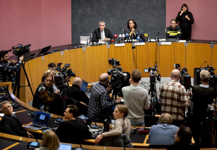Hoofdofficier van Justitie René de Beukelaer, Burgemeester Femke Halsema en politiechef van de eenheid Amsterdam-Amstelland Peter Holla praten de pers bij over de verschillende incidenten van de afgelopen dagen rond de voetbalwedstrijd van Ajax tegen Maccabi Tel Aviv, gericht tegen supporters van Maccabi Tel Aviv. ANP KOEN VAN WEEL Hoofdofficier van Justitie René de Beukelaer, Burgemeester Femke Halsema en politiechef van de eenheid Amsterdam-Amstelland Peter Holla praten de pers bij over de verschillende incidenten van de afgelopen dagen rond de voetbalwedstrijd van Ajax tegen Maccabi Tel Aviv, gericht tegen supporters van Maccabi Tel Aviv. ANP KOEN VAN WEEL