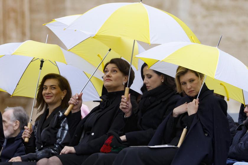 v.r.n.l.: Olena Zelenska, Tamara Vučić, Diana Nausėdienė en Anna Hakobyan op het Sint-Pietersplein in Vaticaanstad op 20 november 2024. v.r.n.l.: Olena Zelenska, Tamara Vučić, Diana Nausėdienė en Anna Hakobyan op het Sint-Pietersplein in Vaticaanstad op 20 november 2024.