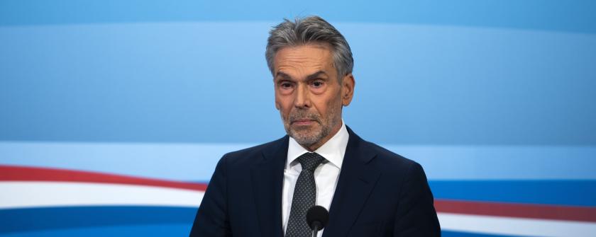 Premier Dick Schoof tijdens een persconferentie na afloop van de ministerraad in Nieuwspoort. Premier Dick Schoof tijdens een persconferentie na afloop van de ministerraad Nieuwspoort.