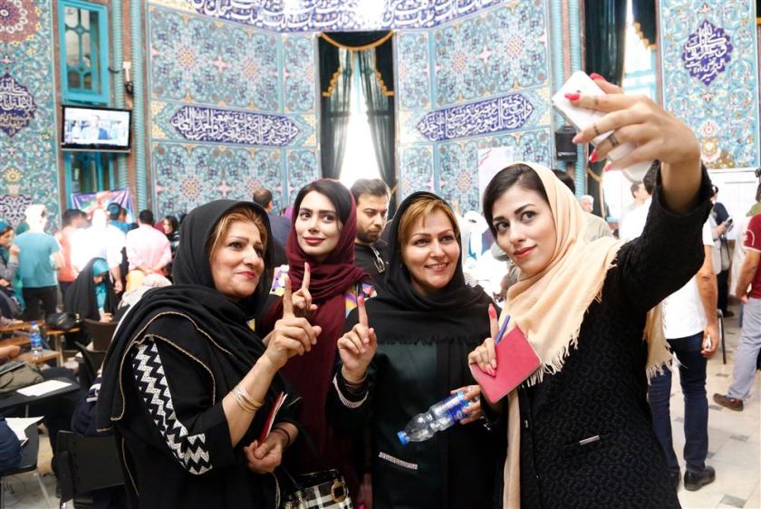Iraanse vrouwen maken een selfie in het stemlokaal. Foto: ANP Iraanse vrouwen maken een selfie in het stemlokaal. Foto: ANP