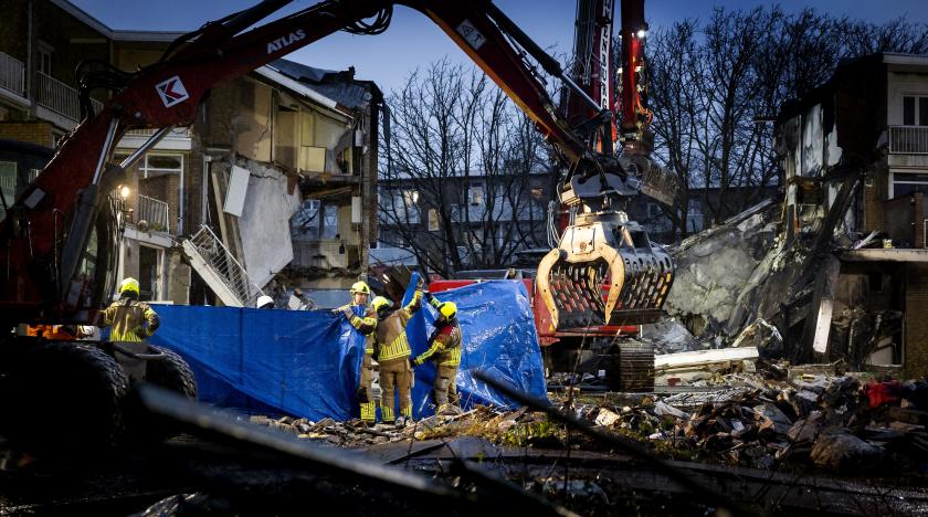 Hulpdiensten aan de Tarwekamp na de explosies waardoor vijf bovenwoningen in een portiekflat verwoestte; Den Haag, 7 december 2024. ANP KOEN VAN WEEL Hulpdiensten aan de Tarwekamp na de explosies waardoor vijf bovenwoningen in een portiekflat verwoestte; Den Haag, 7 december 2024. ANP KOEN VAN WEEL
