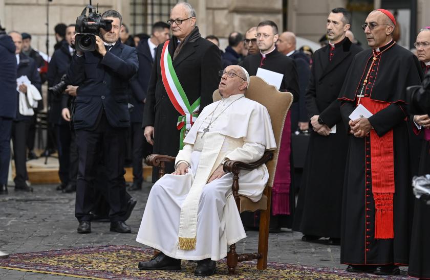 Paus Franciscus kijkt naar het Maria-beeld op de Zuil van de Onbevlekte; Rome, 8 december 2024. Paus Franciscus kijkt naar het Maria-beeld op de Zuil van de Onbevlekte; Rome, 8 december 2024.