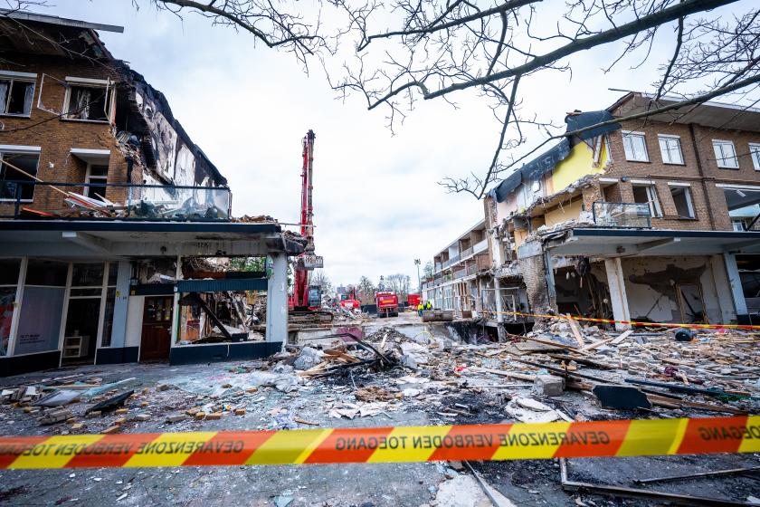 Grote schade aan de Tarwekamp. Door twee ontploffingen is een grote ravage ontstaan en zijn meerdere woningen verwoest. Er zijn tot dusver zes lichamen geborgen. Grote schade aan de Tarwekamp. Door twee ontploffingen is een grote ravage ontstaan en zijn meerdere woningen verwoest. Er zijn tot dusver zes lichamen geborgen.