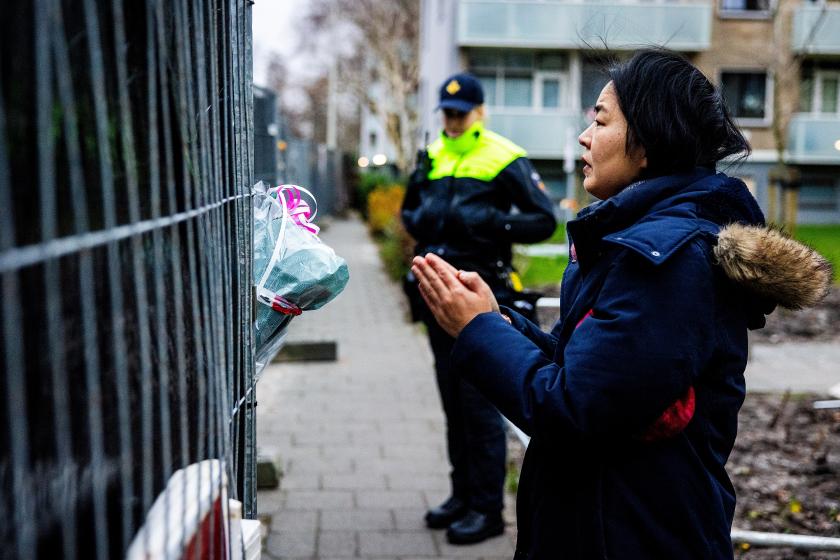 Een vrouw in gebed aan de Tarwekamp, drie dagen na de explosies. Door de twee ontploffingen is een grote ravage ontstaan en zijn meerdere woningen verwoest. ANP JEFFREY GROENWEG Een vrouw in gebed aan de Tarwekamp, drie dagen na de explosies. Door de twee ontploffingen is een grote ravage ontstaan en zijn meerdere woningen verwoest. ANP JEFFREY GROENWEG