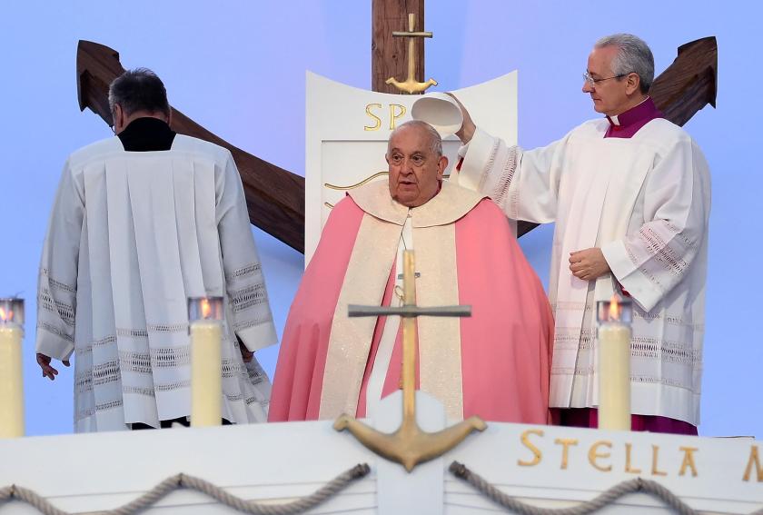 Paus Franciscus leidt de heilige mis van Zondag Gaudete op de Place d'Austerlitz in Ajaccio, Corsica; 15 december 2024. EPA/ETTORE FERRARI Paus Franciscus leidt de heilige mis van Zondag Gaudete op de Place d'Austerlitz in Ajaccio, Corsica; 15 december 2024. EPA/ETTORE FERRARI