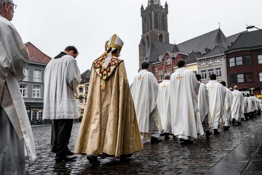 Processie met bisschop Van den Hout van de Munsterkerk naar de Sint-Christoffelkathedraal in Roermond bij de diocesane opening van het Jubileum 2025 op 29 december 2024.