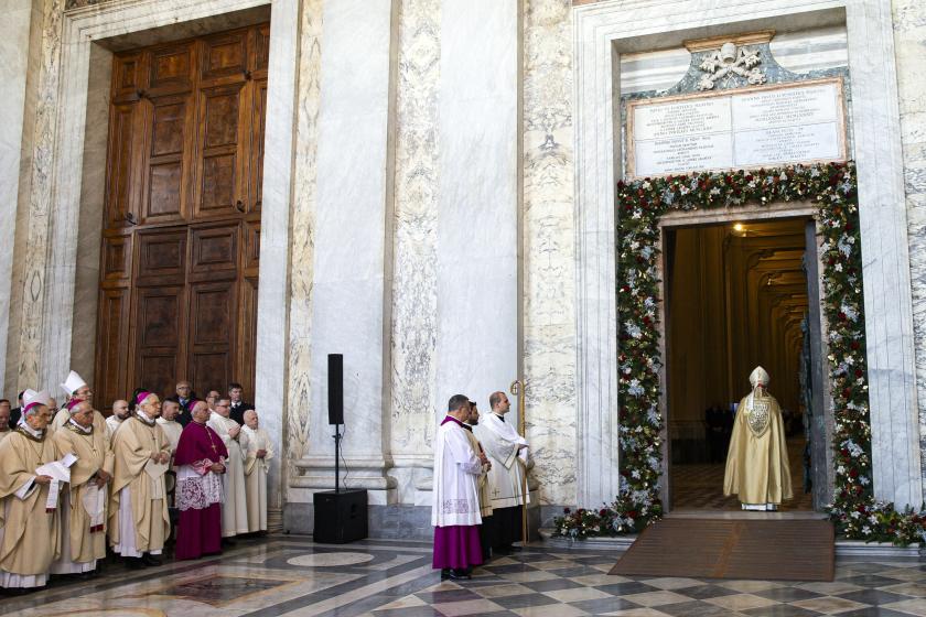 Kardinaal Baldassare Reina, vicaris-generaal van het bisdom Rome en aartspriester van San Giovanni in Laterano, opent de heilige deur van de kathedraal van Rome op 29 december 2024.